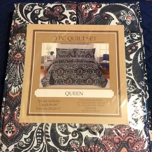 Queen Sized Bed Spread & 2 Shams